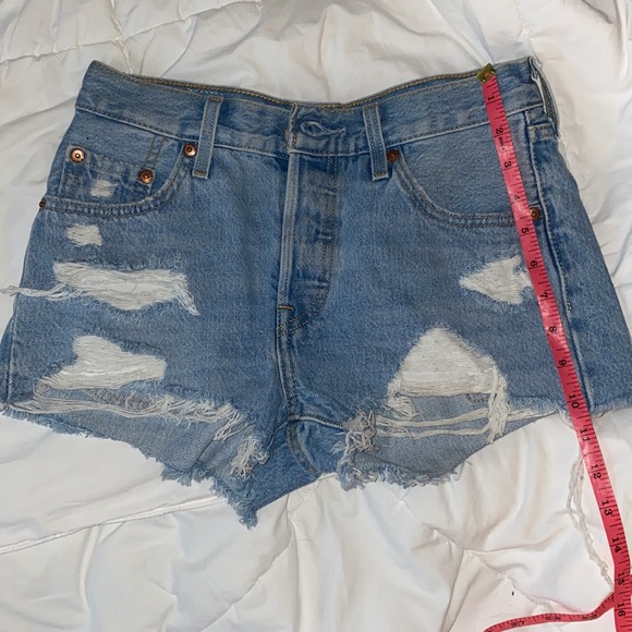 Levi destroyed cut off Jean shorts - Picture 6 of 6